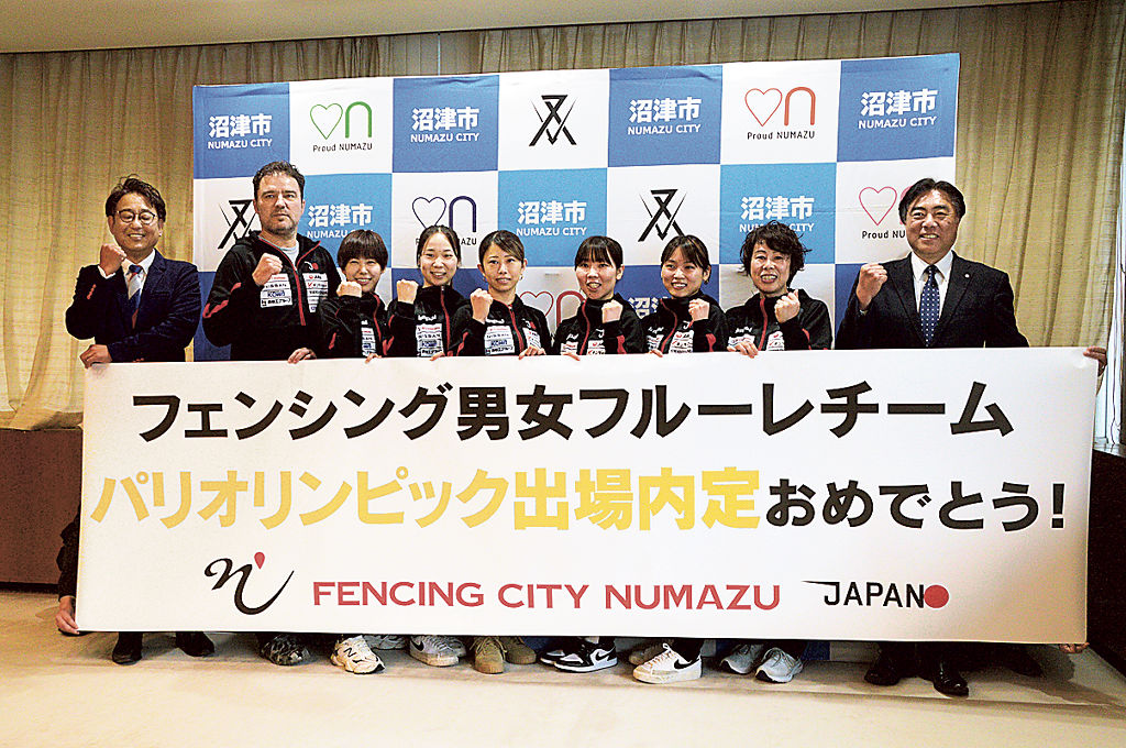 表敬訪問したフェンシング女子フルーレ団体の日本代表選手ら＝２日午後、沼津市役所