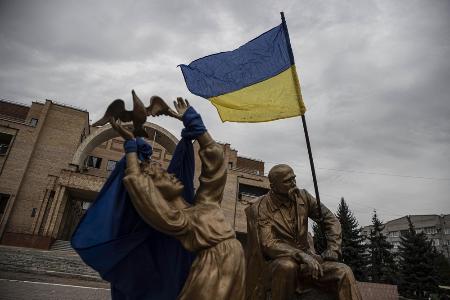 ウクライナ東部ハリコフで掲げられたウクライナ国旗＝２０２２年（ゲッティ＝共同）