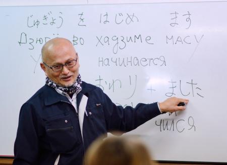 避難を続けるウクライナ人に日本語を教える、通訳者の山口英文さん＝２月、大分県別府市