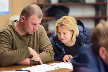 日本語を学ぶウクライナ避難民のストロミナさん（右）ら＝２月、大分県別府市