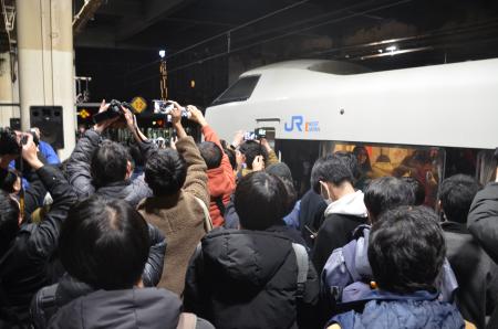 大阪行きサンダーバードの最終列車を見送るためホームに集結した鉄道ファンら＝２０２４年３月１５日、金沢駅