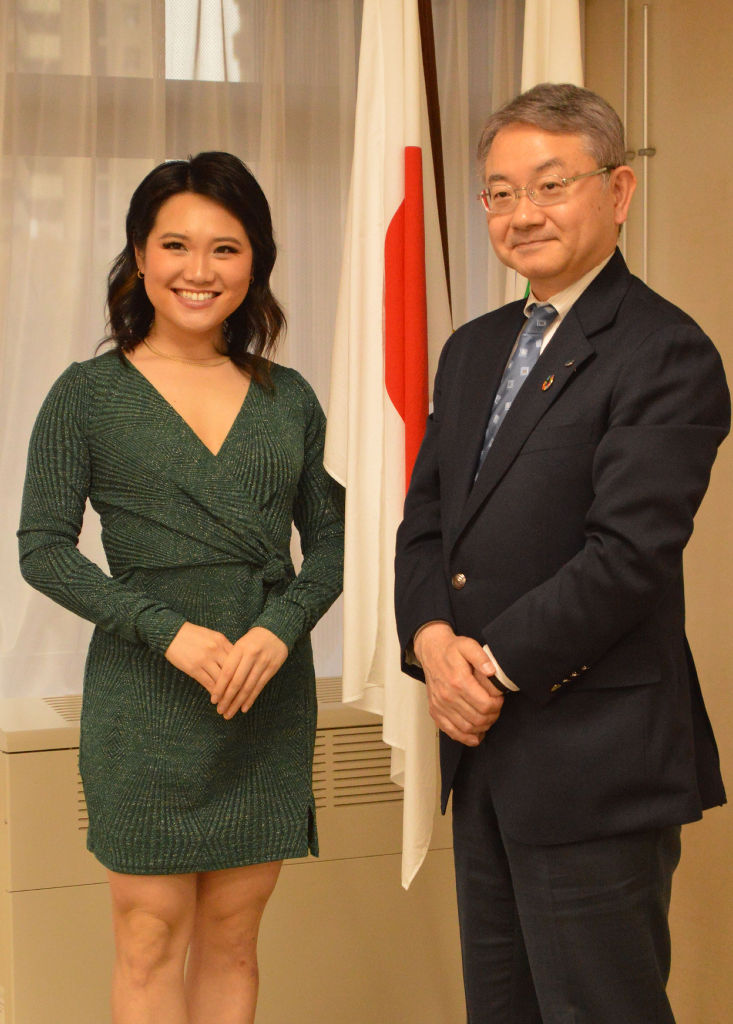 中野市長（右）にＮＦＬでのチアリーダー経験を報告する猿田さん＝浜松市役所