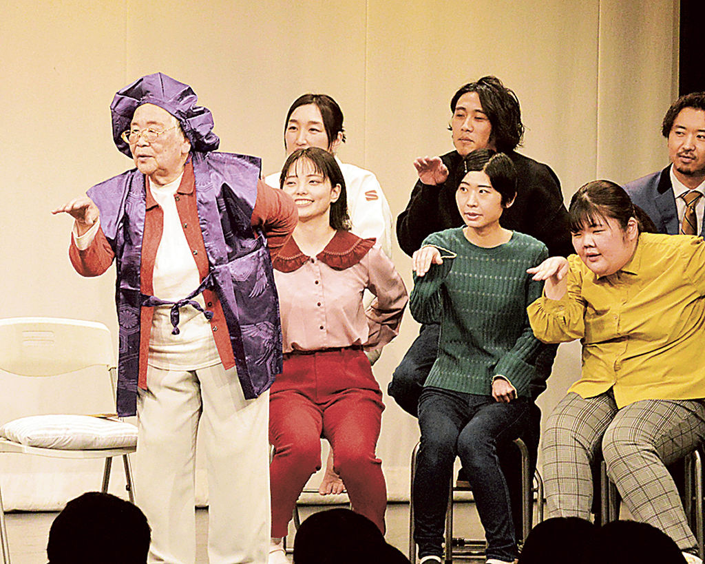 喜寿記念公演で、ぼる塾のあんりさん（手前右端）ら年下の先輩芸人と一緒に振りを覚えるおばあちゃん