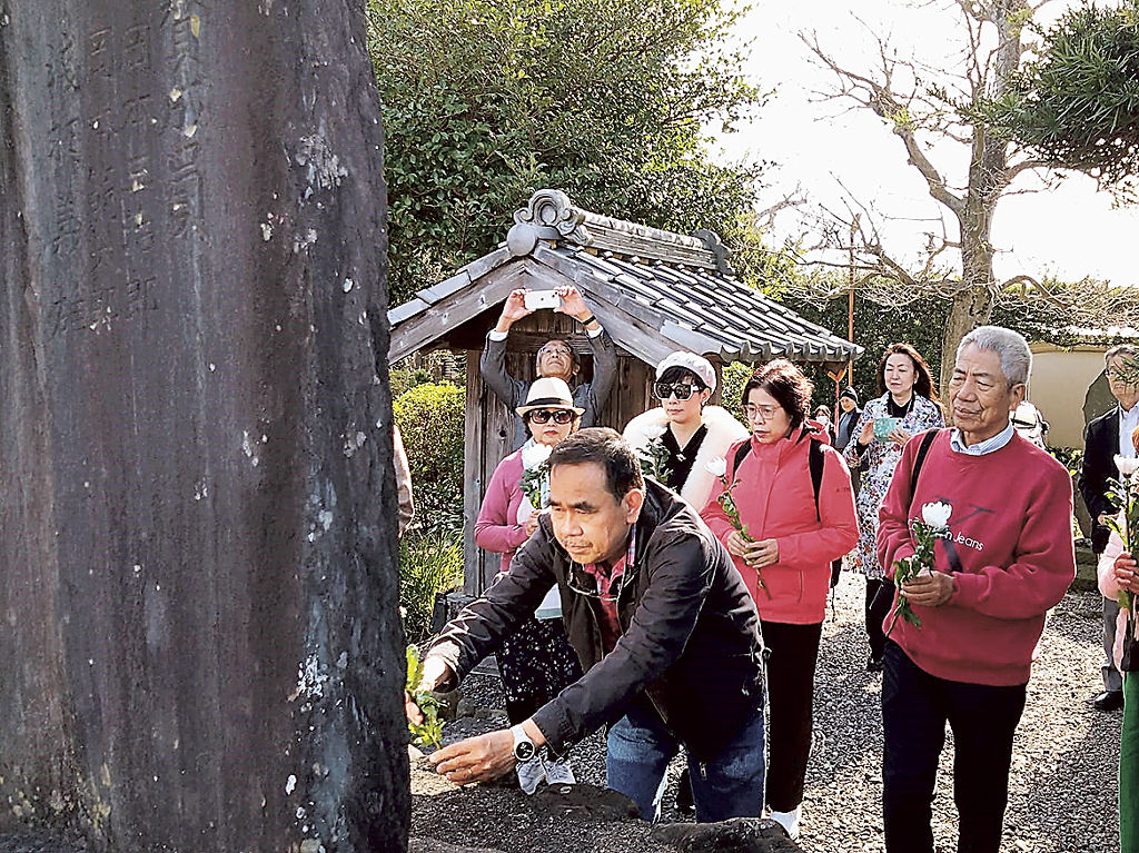 浅羽佐喜太郎の記念碑に献花する訪日団の一行＝袋井市梅山の常林寺