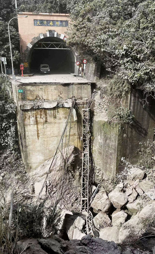 地震で崩れたトンネル付近の道路＝３日、台湾東部・花蓮（新華社＝共同）