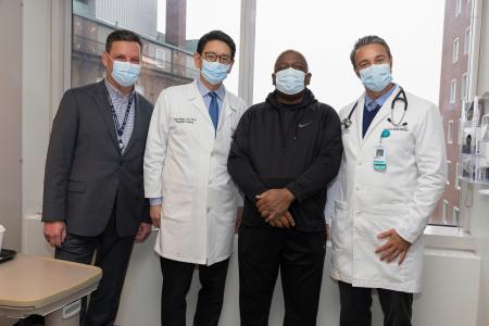 ブタの腎臓移植を受けたリチャード・スレイマンさん（右から２人目）と担当医ら（米マサチューセッツ総合病院提供・共同）
