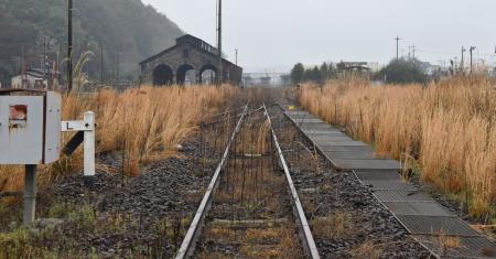 一部区間で不通となっているＪＲ肥薩線の線路＝３月、熊本県人吉市