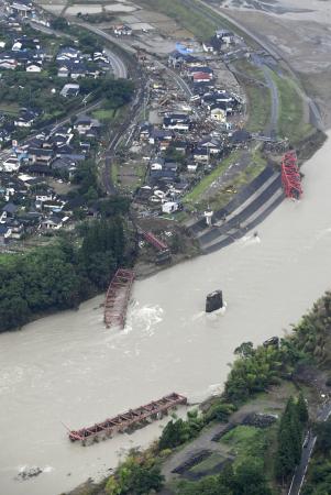 豪雨で被害を受け、球磨川に架かる橋が流失したＪＲ肥薩線＝２０２０年７月、熊本県球磨村