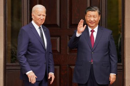 バイデン米大統領（左）と並ぶ中国の習近平国家主席＝２０２３年１１月、米カリフォルニア州ウッドサイド（ロイター＝共同）