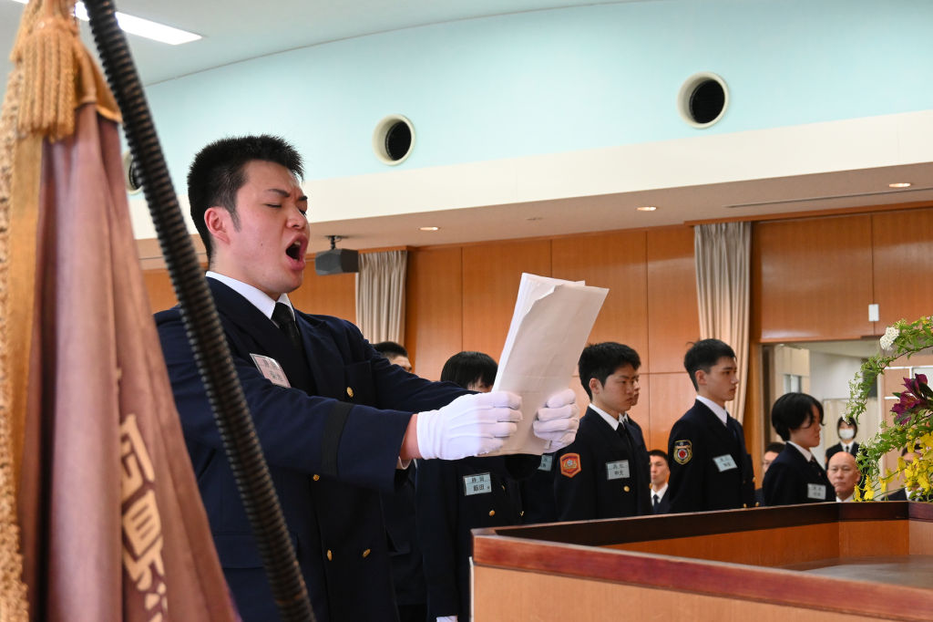 入校生を代表して宣誓する菊池さん＝静岡市清水区の県消防学校