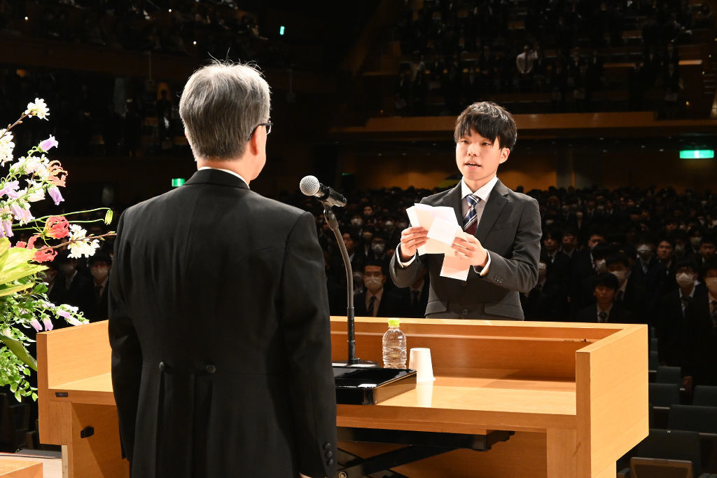 新入生を代表して宣誓する新谷さん＝静岡市駿河区のグランシップ