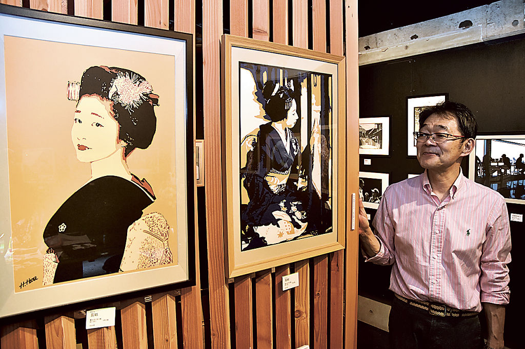独自の技法で仕上げた切り絵を紹介する原さん＝浜松市中央区の書絵堂ギャラリー
