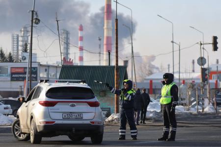 ロシア・リャザニ州で煙を上げる石油関連施設（奥）＝３月１３日（タス＝共同）