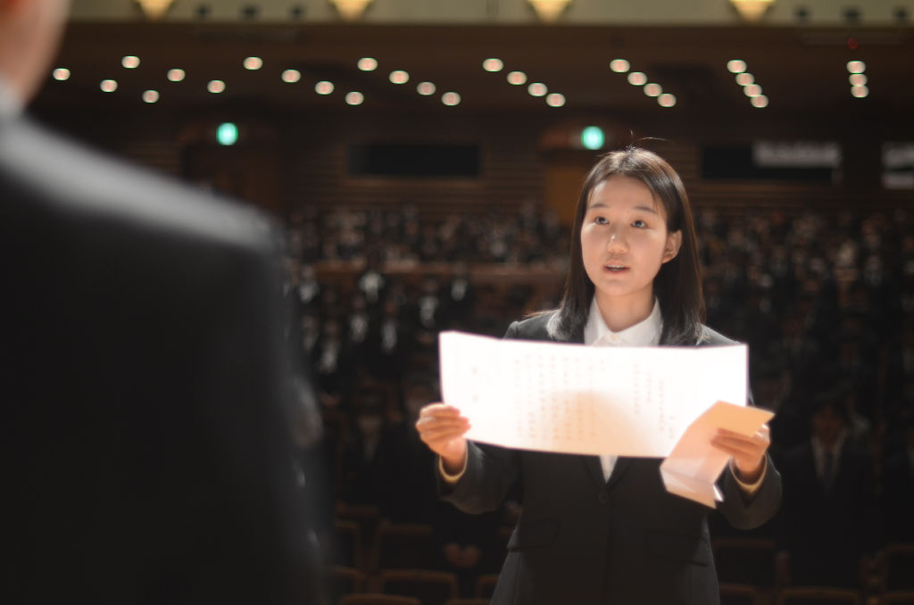 浜松医科大の新入学生を代表して宣誓する谷さん＝浜松市中央区のアクトシティ浜松