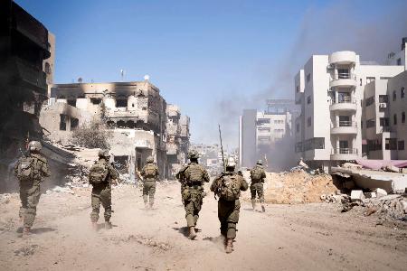 パレスチナ自治区ガザで作戦に従事するイスラエル兵（イスラエル軍提供、ロイター＝共同）