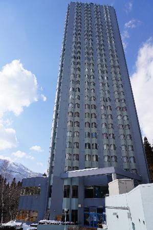 ３０階建てマンション「ファミールヴィラ苗場タワー」＝３月１４日、新潟県湯沢町