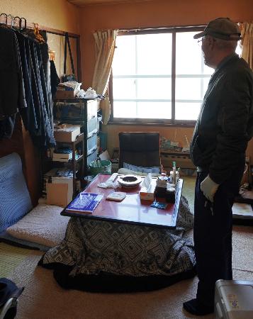 新潟市から移り住んできた８４歳の男性が暮らすマンションの室内＝３月１４日、新潟県湯沢町