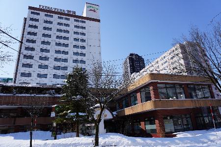 廃虚となったリゾートマンション＝３月１４日、新潟県湯沢町