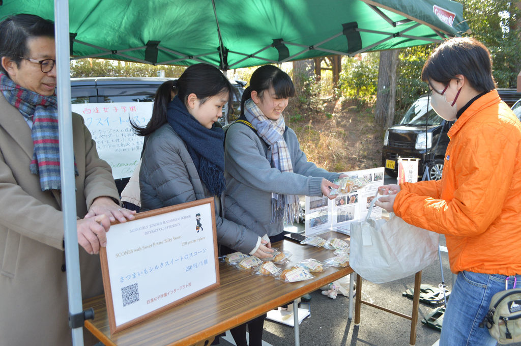 サツマイモの粉末を使用したスコーンを販売する生徒。規格外農作物の有効活用を目指した＝３月上旬、浜松市浜名区