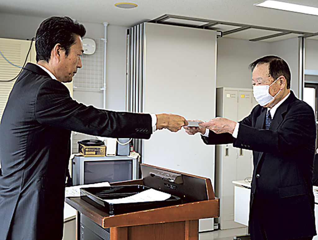 宮崎教育長（左）から委嘱状を受けるスクールガード・リーダー＝浜松市中央区の浜松市教委