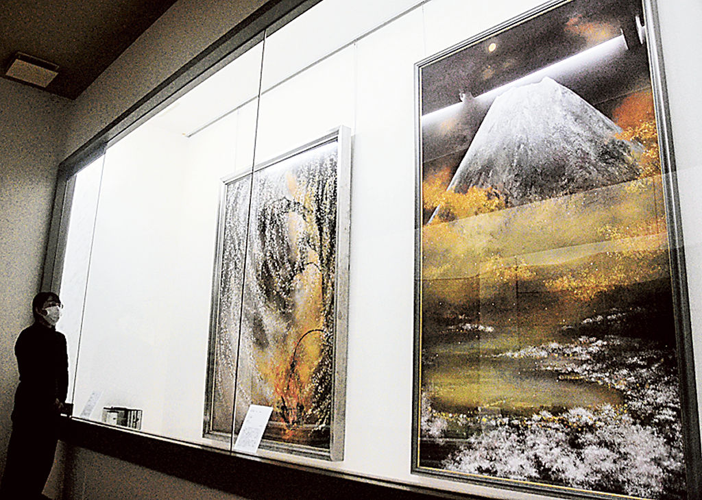 富士山と桜を題材に描かれた日本画＝浜松市中央区の平野美術館