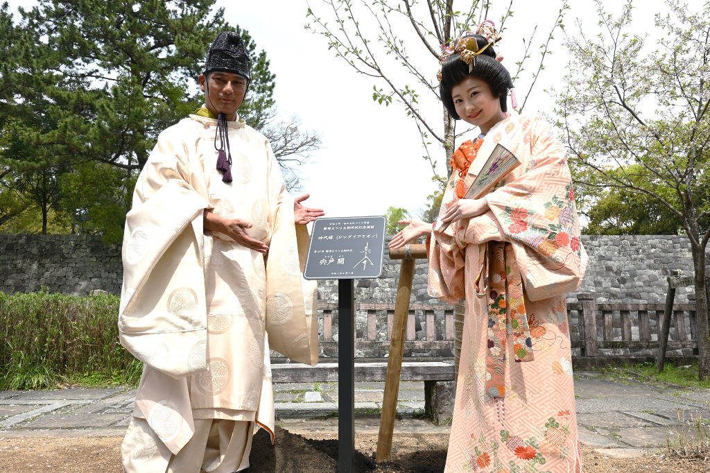 桜の記念植樹を行った宍戸さん（左）＝静岡市葵区の駿府城公園