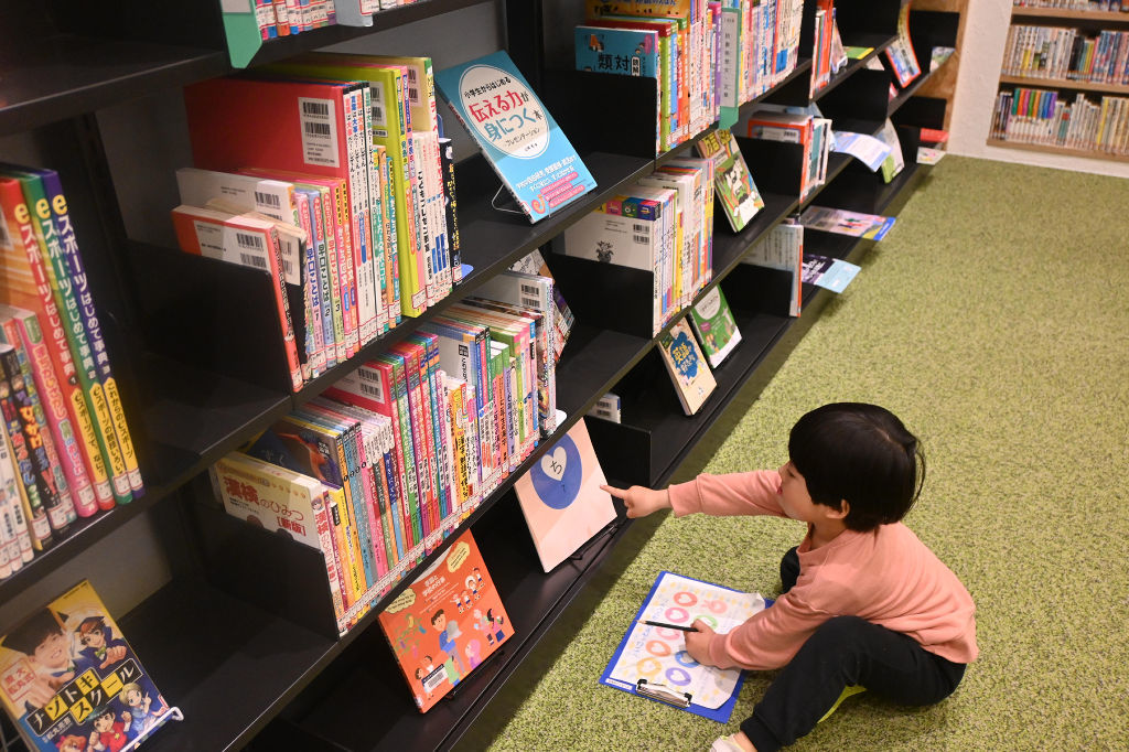 たまごを見つけて喜ぶ子ども＝牧之原市立図書交流館「いこっと」