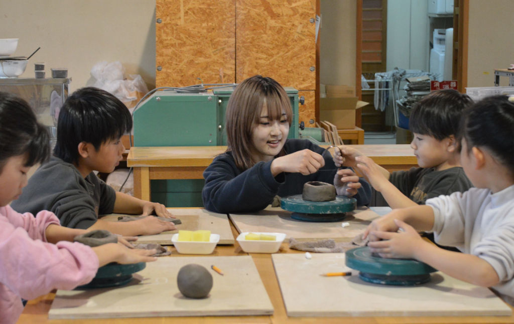 インストラクターとして子供たちに陶芸を教える山崎妃毬さん＝「駿府の工房　匠宿」