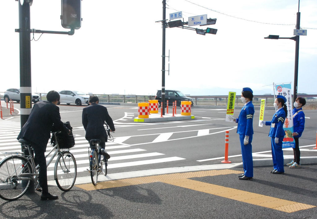 富士川かりがね橋の周辺で交通安全を呼びかける指導員ら＝富士市木島