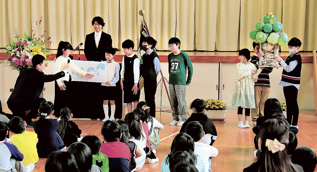 閉校した２校の児童が「宝物」を紹介した前期始業式＝静岡市葵区の中藁科小