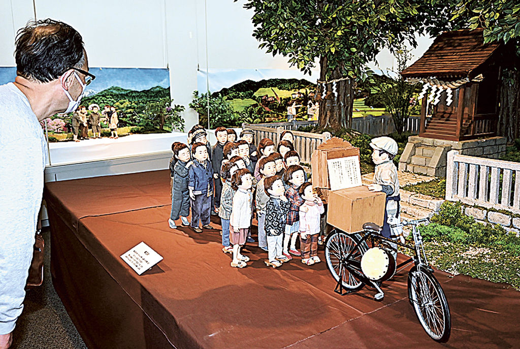 昭和３０年代の子どもの日常と遊びの世界を桐塑人形とジオラマで再現している特別展＝藤枝市郷土博物館