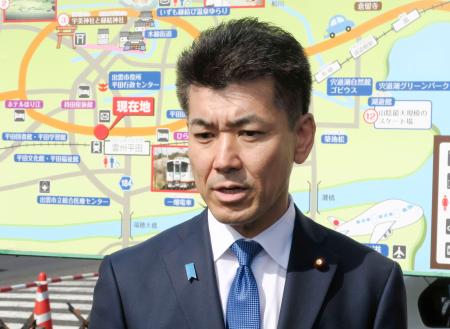 ７日、島根県出雲市で取材に応じる立憲民主党の泉代表