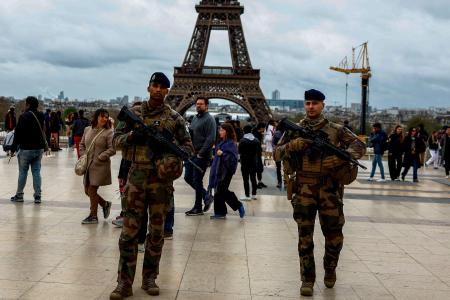 パリのエッフェル塔近くの広場をパトロールする兵士＝１日（ロイター＝共同）