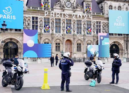 パリの市庁舎前で警備する警察官＝３日（共同）