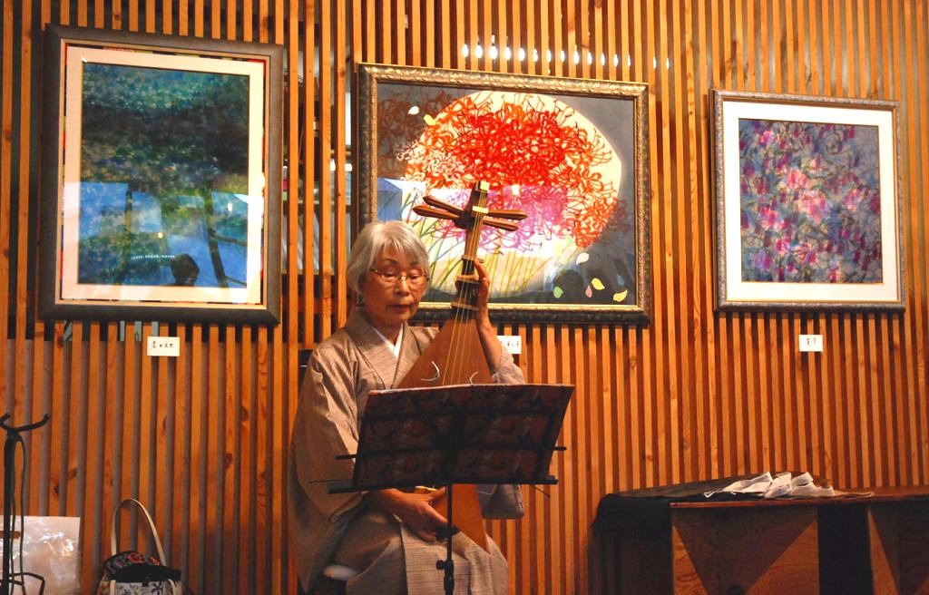 型絵染の展示会場で琵琶を演奏する市場さん＝富士宮市のＡＲＡＴＡギャラリー