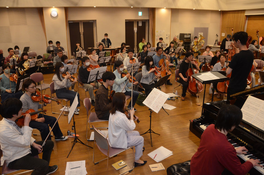 定期演奏会に向けて練習に励む浜松市民オーケストラ＝同市中央区のあいホール