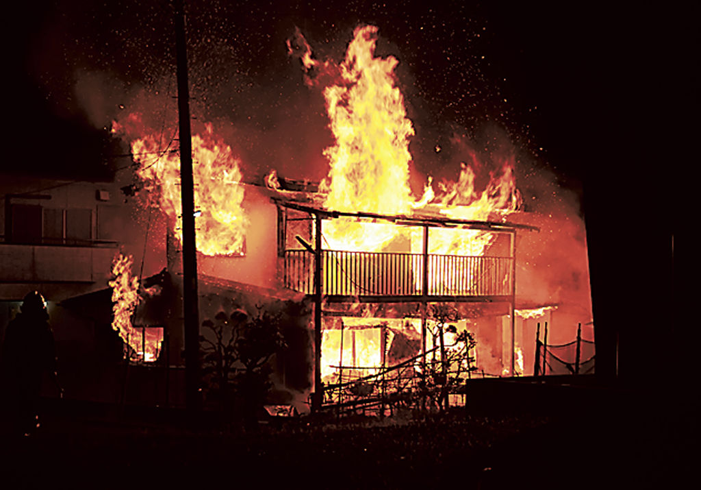 住宅１棟などが全焼した火災現場＝９日午後７時３５分ごろ、富士宮市野中