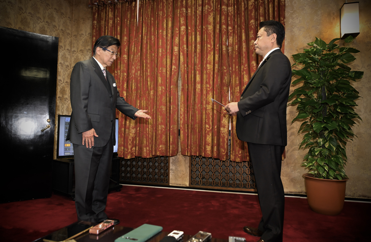 中沢公彦議長（右）に辞職届を提出した川勝平太知事＝１０日午前９時２１分、県議会議長室