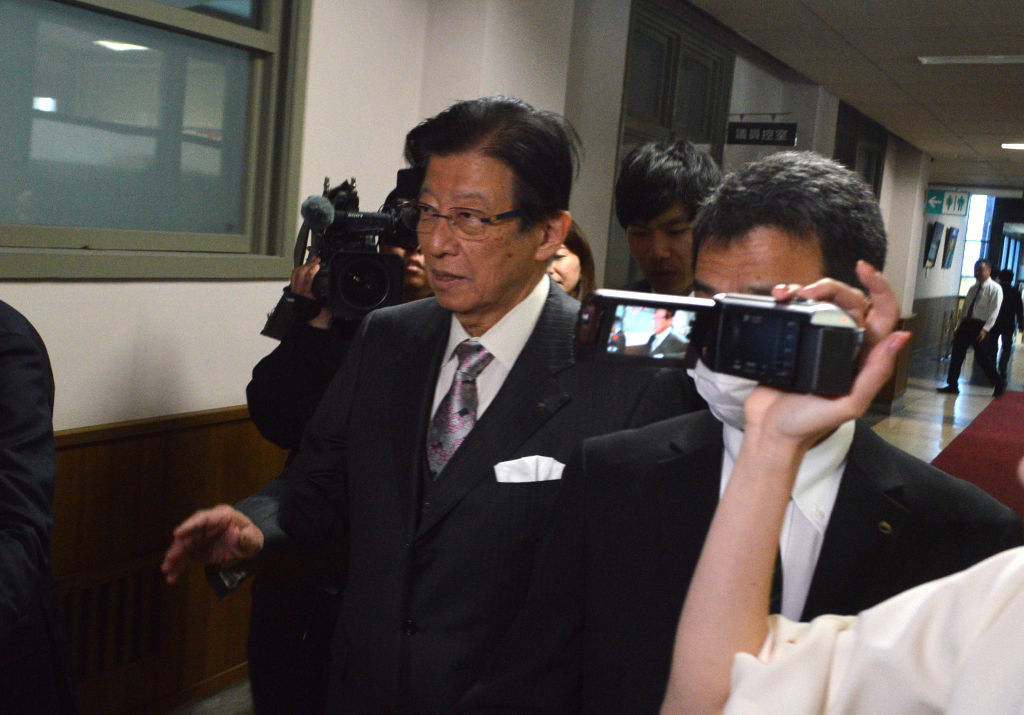 報道陣に囲まれながら辞職届の提出に向かう川勝平太知事＝１０日午前、静岡県庁