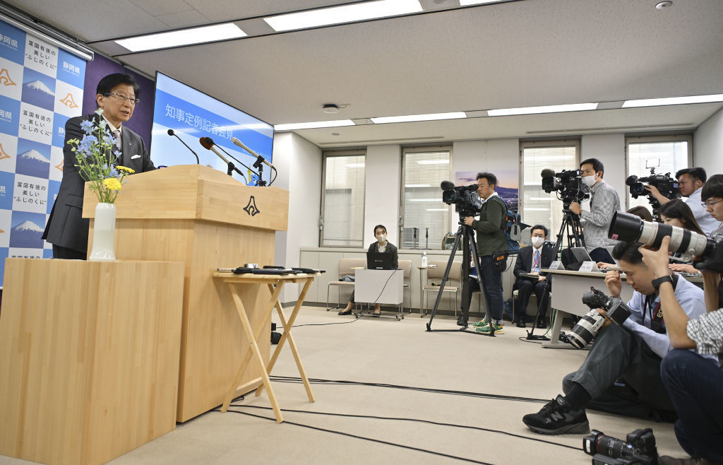 辞職届を提出後、記者会見する川勝平太知事＝１０日午後、県庁（