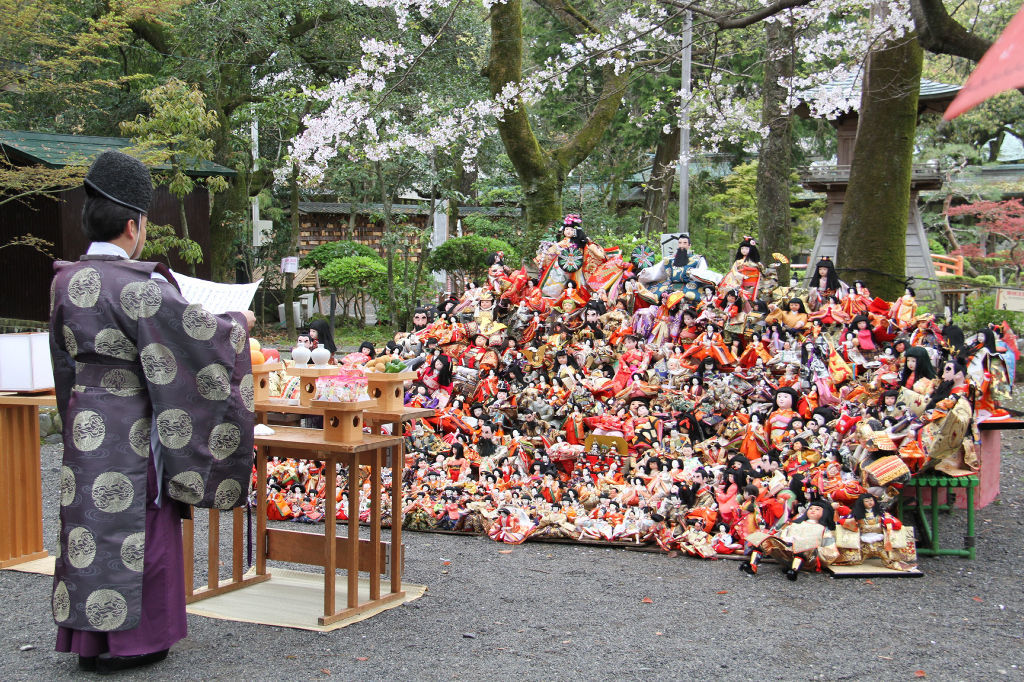 日本人形を供養した焼納祭＝島田市の大井神社