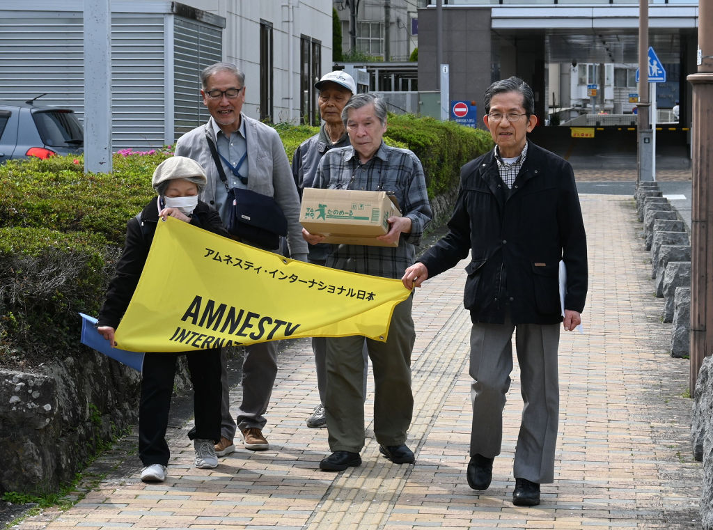 要請に出向くアムネスティ・インターナショナル日本のメンバーら＝１１日午後、静岡市葵区