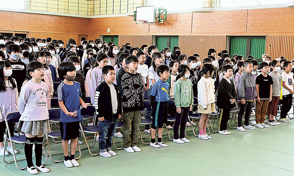 新しい校歌を披露する児童・生徒＝川根本町の三ツ星学園
