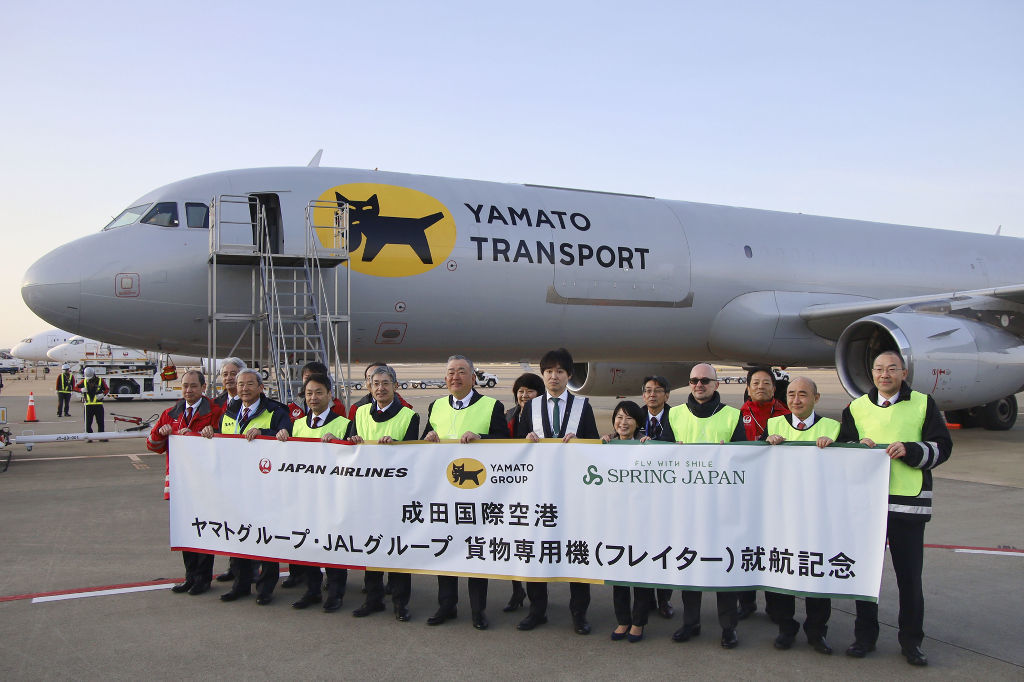 ヤマトＨＤと日本航空グループが就航させた貨物専用機と関係者ら＝１１日午前、成田空港