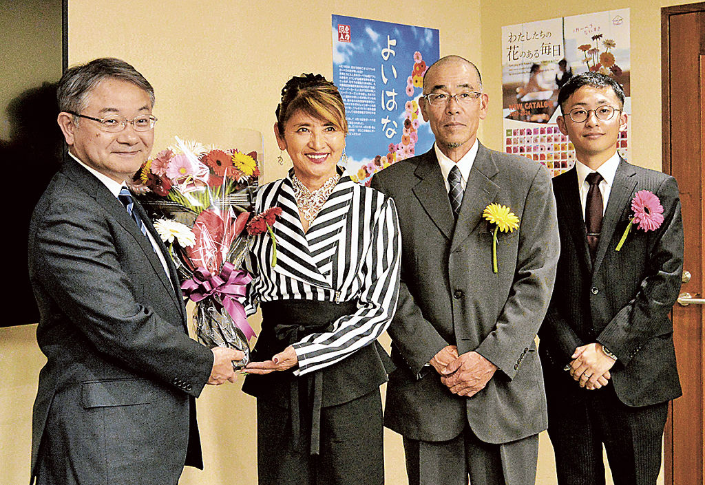 中野市長（左）に花束を手渡す志穂美さん（左から２人目）ら＝浜松市役所