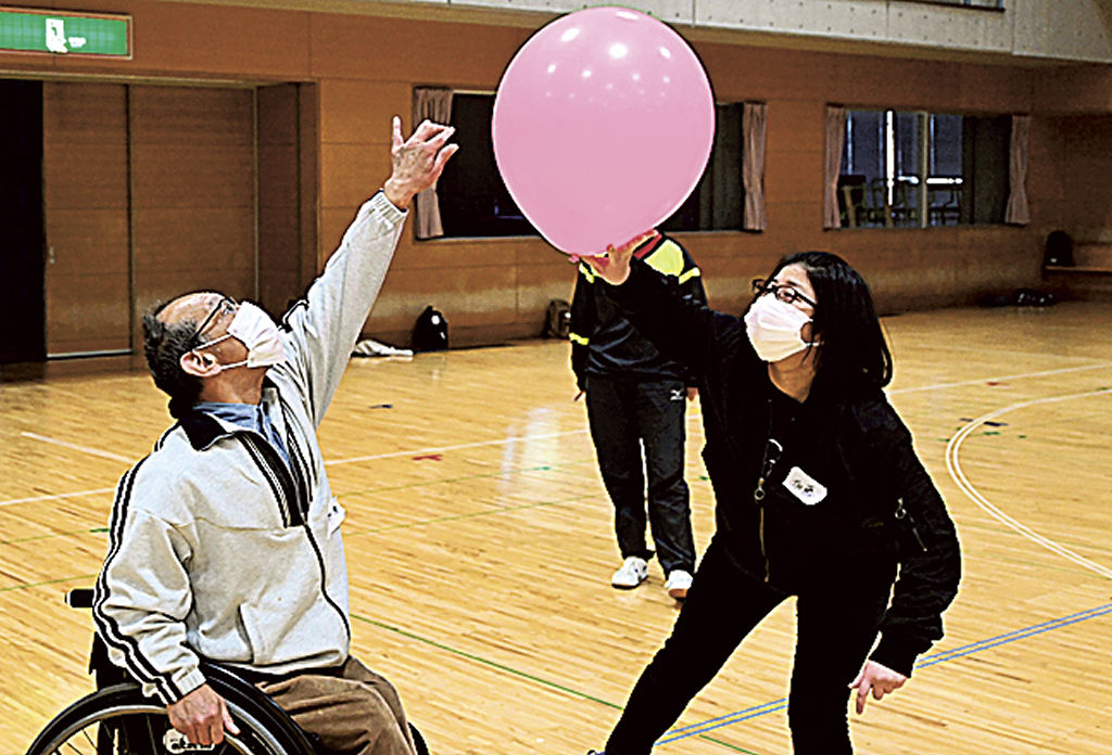 ふうせんバレーボールに挑戦する参加者＝静岡市葵区の北部体育館