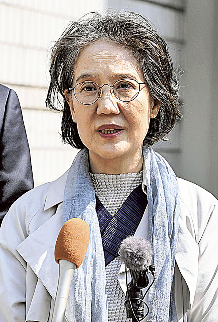 １２日、ソウル高裁で逆転無罪判決を受けた後、取材に応じる朴裕河・世宗大名誉教授（共同）