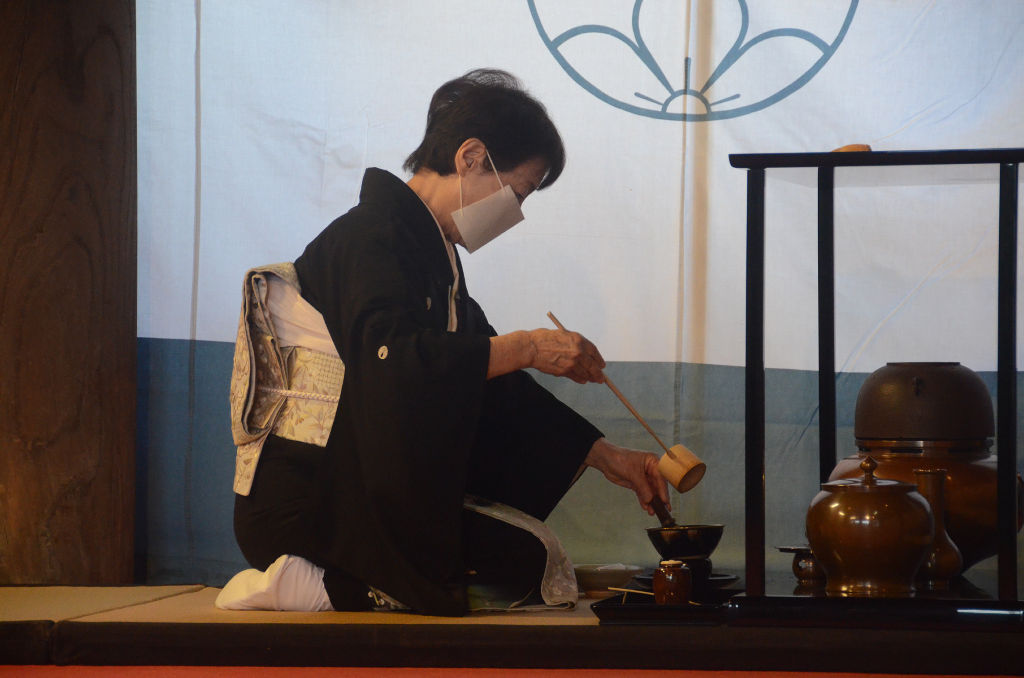 山田宗徧をしのんで茶をたてる担当者＝浜松市中央区の鴨江寺