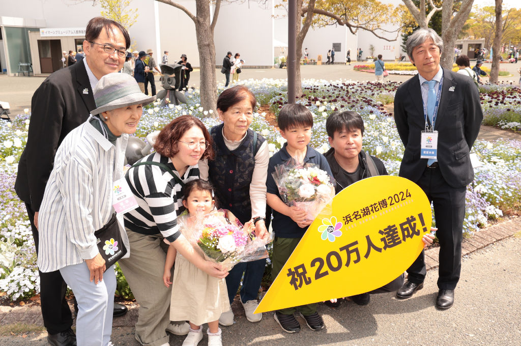 ２０万人目の来場者となった二本柳さん家族ら＝浜松市中央区の浜名湖ガーデンパーク