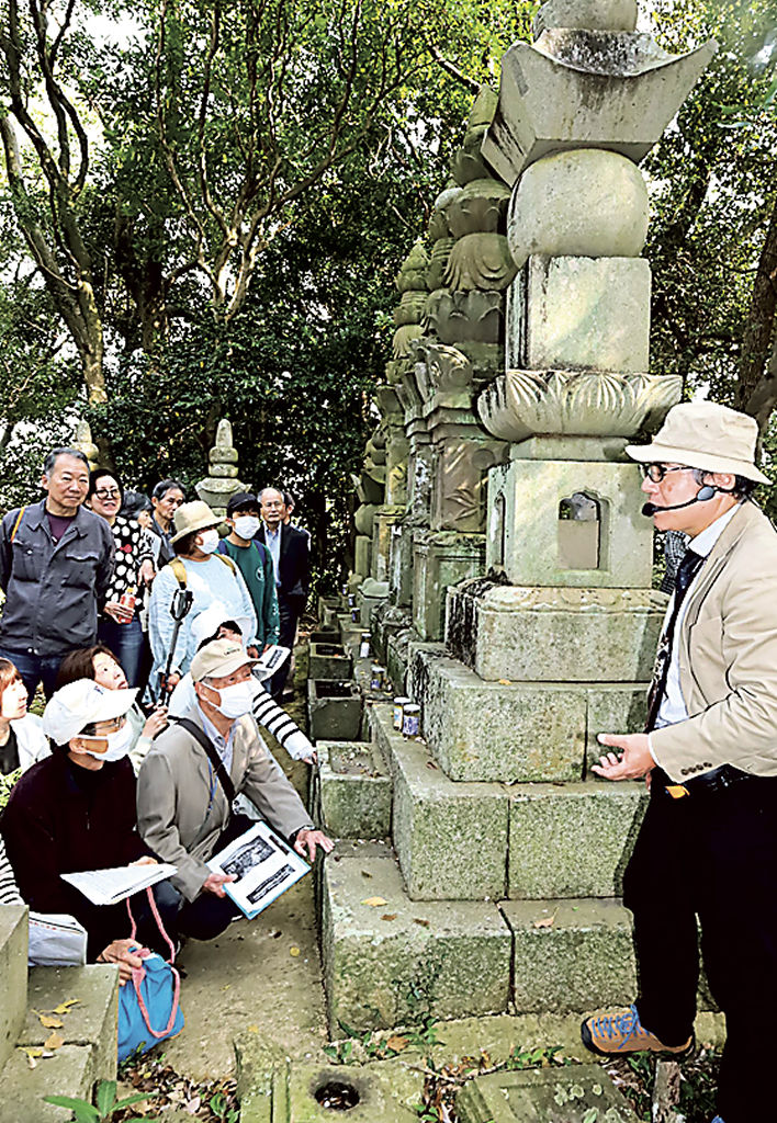大沢家墓所の特徴を説明する鈴木館長（右）＝浜松市中央区庄内町